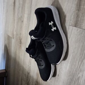 US8 Woman Underarmer Black Runners